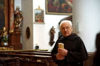 02 pater englmar fuehrte durch kirche und bibliothek